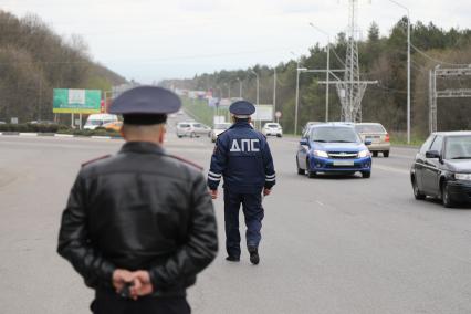 Пятигорск. Сотрудник дорожно-патрульной службы останавливает машину.