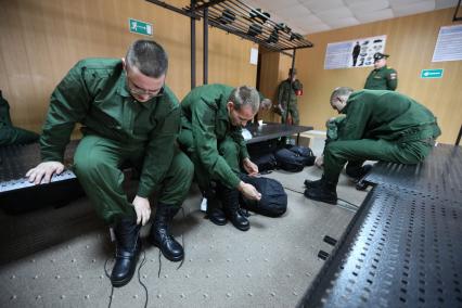 Ставрополь. Призывники переодеваются в военную форму на сборном пункте.