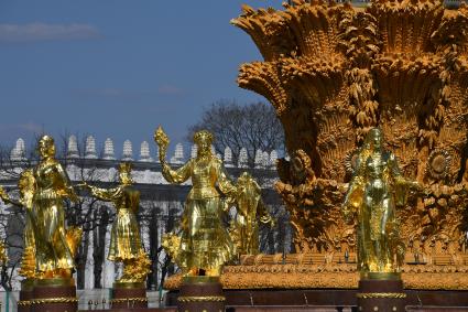 Москва. Фонтан  `Дружба народов` на ВДНХ после реставрации.