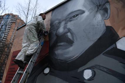Москва. Уличные художники изобразили портреты известных ученых-географов на стене трансформаторной будки на западе столицы.