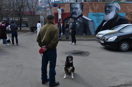 Москва. Уличные художники изобразили портреты  известных ученых и географов  на стене трансформаторной будки на западе столицы.