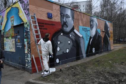 Москва. Уличные художники изобразили портреты  известных ученых-географов  Михаила Певцова и Петра Семенова-Тян-Шанского на стене трансформаторной будки на западе столицы.