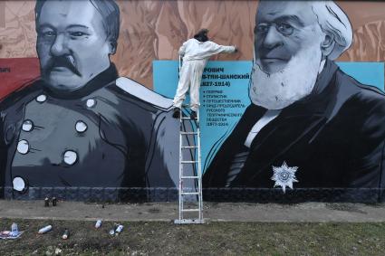 Москва. Уличные художники изобразили портреты известных ученых-географов Михаила Певцова и Петра Семенова-Тян-Шанского на стене трансформаторной будки на западе столицы.