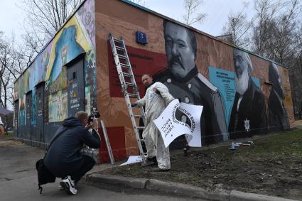 Москва. Уличные художники изобразили портреты  известных ученых-географов  Михаила Певцова и Петра Семенова-Тян-Шанского на стене трансформаторной будки на западе столицы.