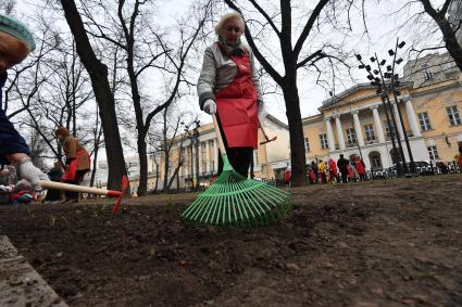 Москва.  Участники проекта `Московское долголетие `во время общегородского субботника на Никитском бульваре.