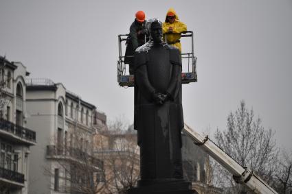 Москва. Сотрудники коммунальных служб моют памятник Клименту Тимирязеву.