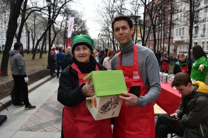 Москва.   Певец Марк Тишман среди участников проекта ` Московское долголетие` во время общегородского субботника на Никитском бульваре.