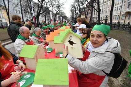 Москва.  Участники общегородского субботника на Никитском бульваре делают скворечники.