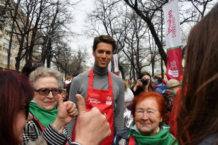 Москва.   Певец Марк Тишман среди участников проекта ` Московское долголетие` во время общегородского субботника на Никитском бульваре.