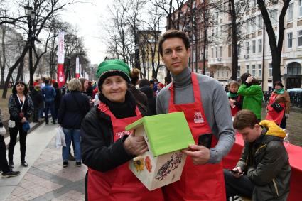 Москва.   Певец Марк Тишман среди участников проекта ` Московское долголетие` во время общегородского субботника на Никитском бульваре.