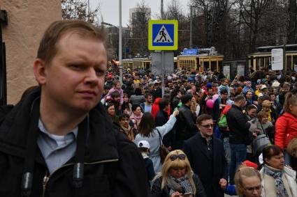 Москва.  Посетители на ежегодном параде трамваев, посвященном 120-летию трамвайного движения в городе, на Чистопрудном бульваре.