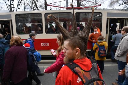 Москва.  Посетители на ежегодном параде трамваев, посвященном 120-летию трамвайного движения в городе, на Чистопрудном бульваре.