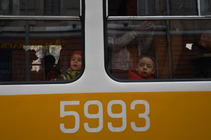 Москва.  Посетители на ежегодном параде трамваев, посвященном 120-летию трамвайного движения в городе, на Чистопрудном бульваре.
