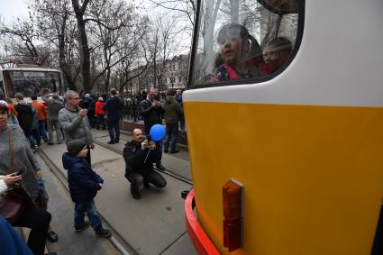 Москва.  Посетители на ежегодном параде трамваев, посвященном 120-летию трамвайного движения в городе, на Чистопрудном бульваре.