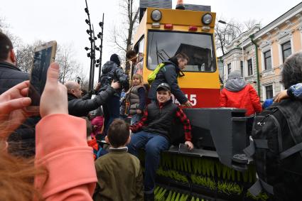 Москва.  Посетители на ежегодном параде трамваев, посвященном 120-летию трамвайного движения в городе, на Чистопрудном бульваре.