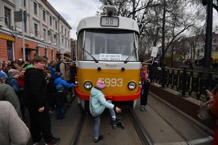 Москва.  Посетители на ежегодном параде трамваев, посвященном 120-летию трамвайного движения в городе, на Чистопрудном бульваре.