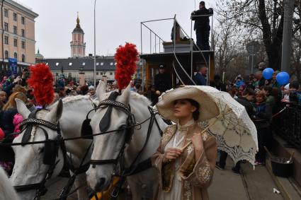 Москва.  Посетители на ежегодном параде трамваев, посвященном 120-летию трамвайного движения в городе, на Чистопрудном бульваре.