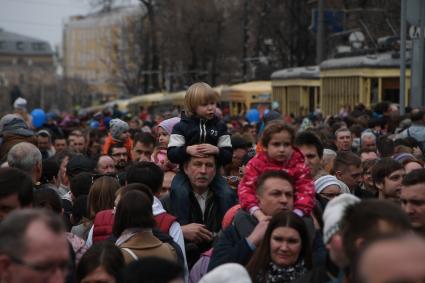 Москва.  Посетители на ежегодном параде трамваев, посвященном 120-летию трамвайного движения в городе, на Чистопрудном бульваре.