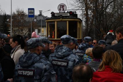 Москва.  Посетители на ежегодном параде трамваев, посвященном 120-летию трамвайного движения в городе, на Чистопрудном бульваре.