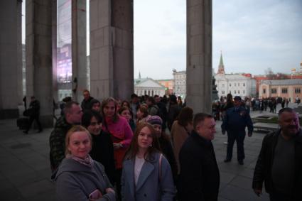 Москва. Читатели стоят в очереди в Российскую государственную библиотеку.