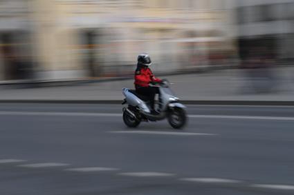 Москва. Мотоциклист на улице города.
