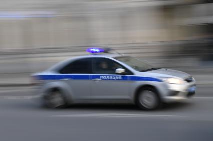 Москва. Полицейская машина на улице города.