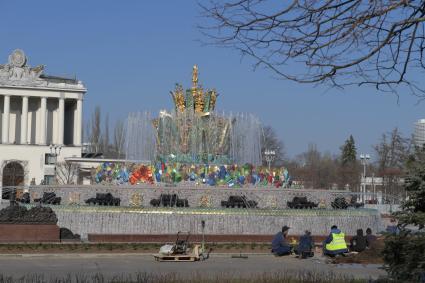 Москва. На ВДНХ после реставрации открыли фонтан `Каменный цветок`.