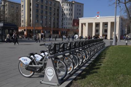 Москва.  Велопарковка  у станции метро `Спортивная`.