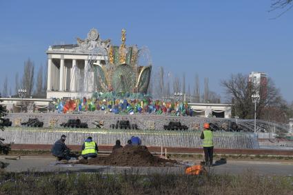 Москва. На ВДНХ после реставрации открыли фонтан `Каменный цветок`.