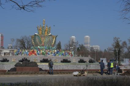 Москва. На ВДНХ после реставрации открыли фонтан `Каменный цветок`.