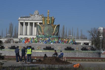 Москва. На ВДНХ после реставрации открыли фонтан `Каменный цветок`.