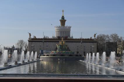 Москва. На ВДНХ после реставрации открыли фонтан `Каменный цветок`.