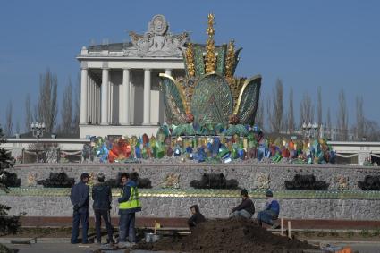 Москва. На ВДНХ после реставрации открыли фонтан `Каменный цветок`.