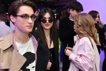 Москва.  Юные участники  вечеринки `Tatler Teen Party` на пятом этаже  ЦУМа.