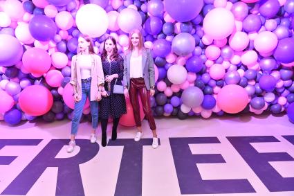 Москва.  Юные участники  вечеринки `Tatler Teen Party` на пятом этаже  ЦУМа.