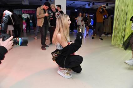 Москва.  Юные участники  вечеринки `Tatler Teen Party` на пятом этаже  ЦУМа.