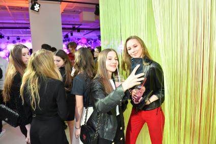 Москва.  Юные участники  вечеринки `Tatler Teen Party` на пятом этаже  ЦУМа.