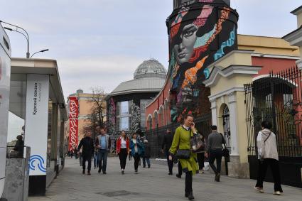 Москва.  Монументальные росписи граффити на здании торгового центра `Атриум` у Курского вокзала.