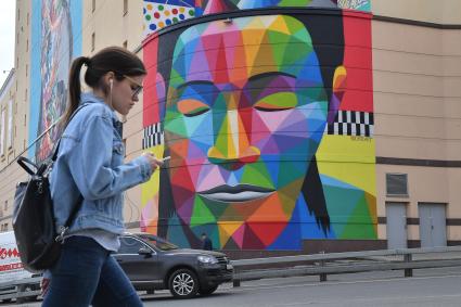 Москва. Монументальные росписи граффити на здании торгового центра `Атриум` у Курского вокзала.