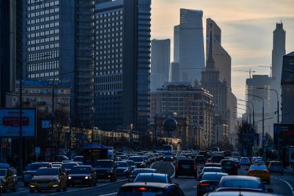 Москва.  Движение транспорта на Новом Арбате.