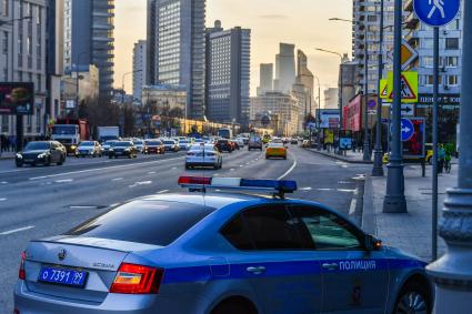 Москва.  Движение транспорта на Новом Арбате.