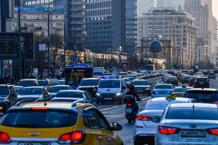 Москва.  Движение транспорта на Новом Арбате.