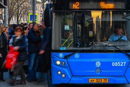 Москва. Остановка общественного транспорта на улице города.