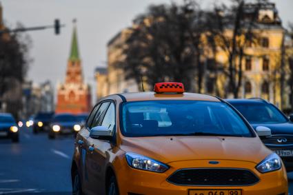 Москва.  Такси на улице Воздвиженка.