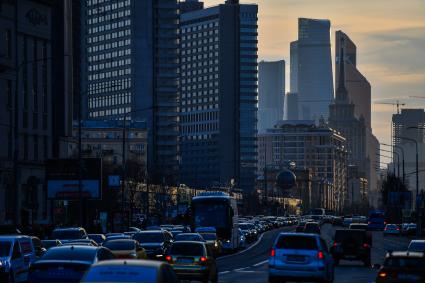 Москва.  Движение транспорта на Новом Арбате.