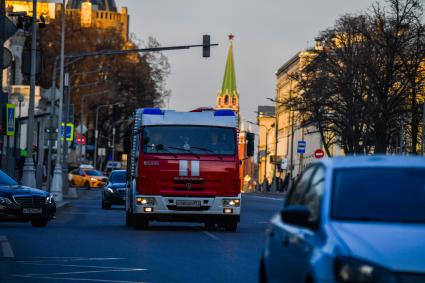 Москва.  Пожарная машина  машина на улице Воздвиженка.