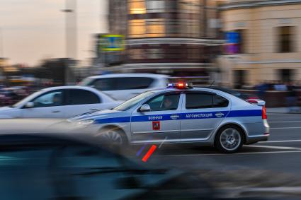 Москва.  Машина военной автоинспекции на улице города.