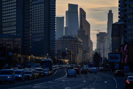 Москва.  Движение транспорта на Новом Арбате.