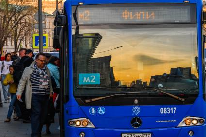 Москва. Остановка общественного транспорта на улице города.