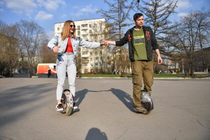 Москва. Корреспондент `Комсомольской правды` Анастасия Варданян учится кататься на моноколесе.